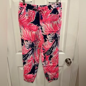 In perfect condition Lilly Pulitzer dress pants, size medium.
